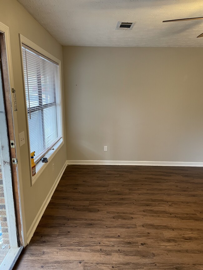 Building Photo - 498 E University Dr