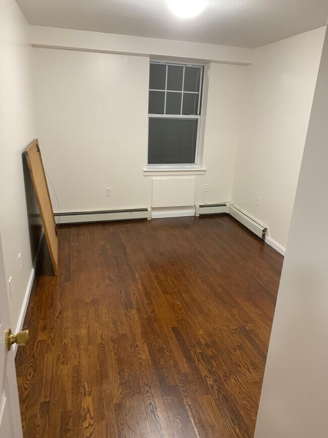 Bedroom that can fit queen bed and dresser or desk - 189A W Kingsbridge Rd