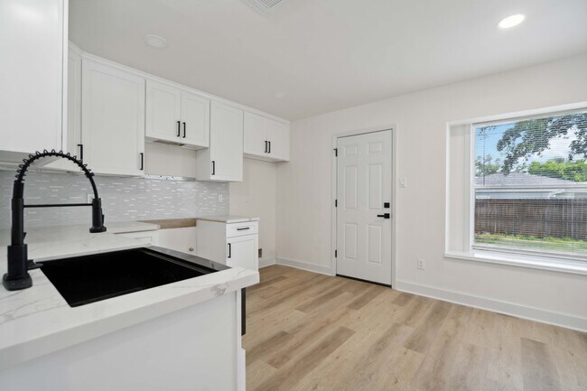 Building Photo - 5847 Southington St