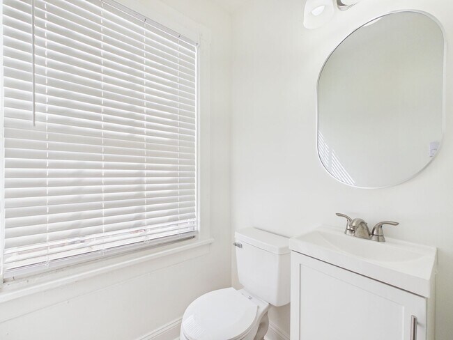 Building Photo - 1703 Oakdale Ave