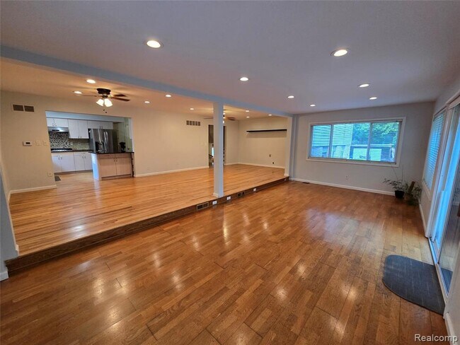 Building Photo - 2310 Cumberland Dr