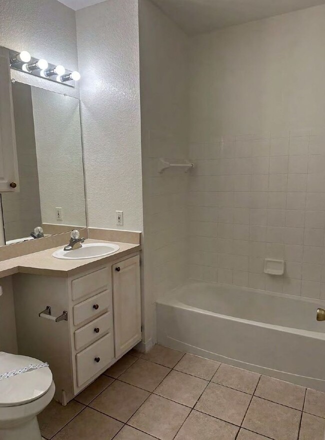 Building Photo - Gated 2 bedroom, 2 bath, Maitland Condo wi...