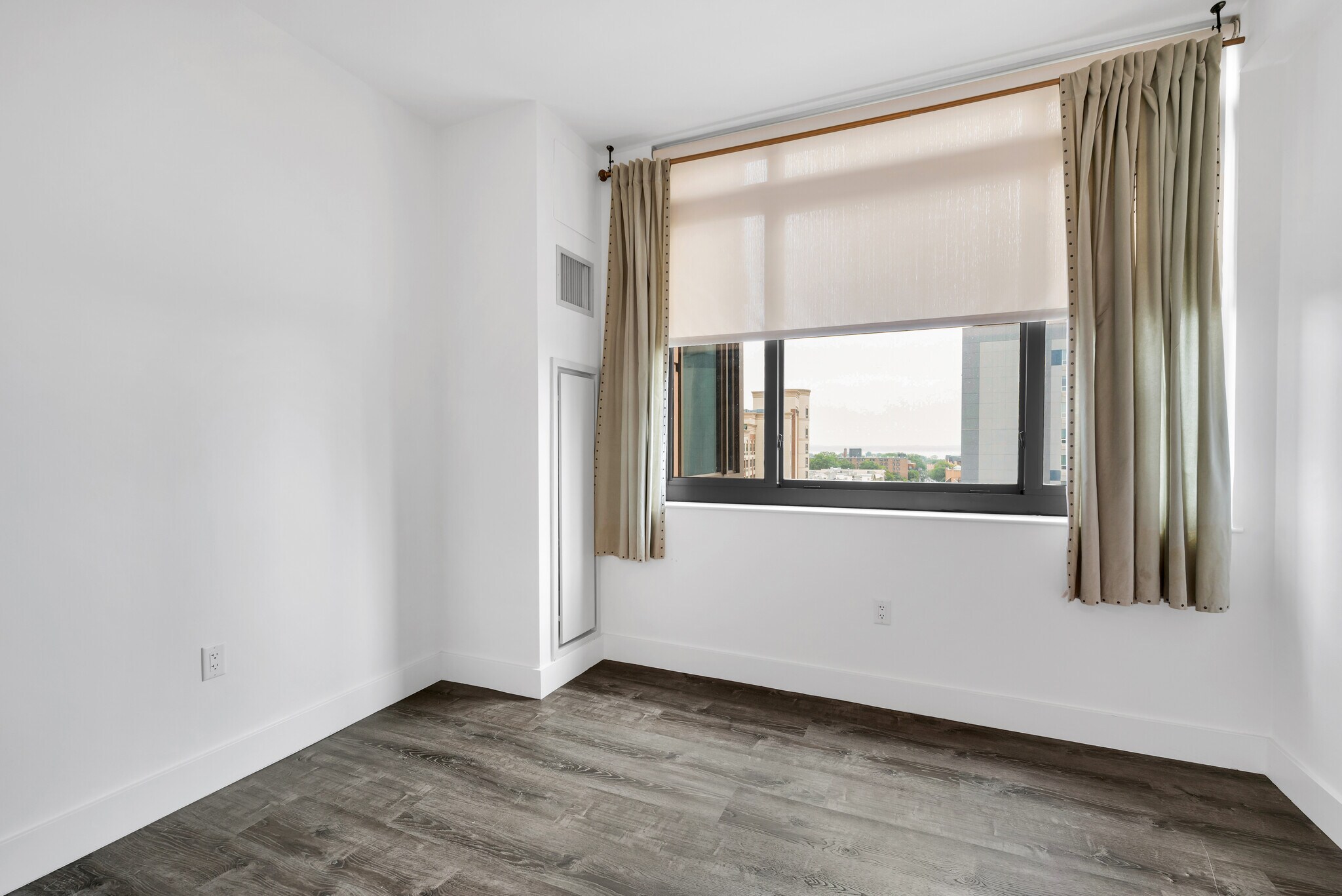 Building Photo - 175 Huguenot St