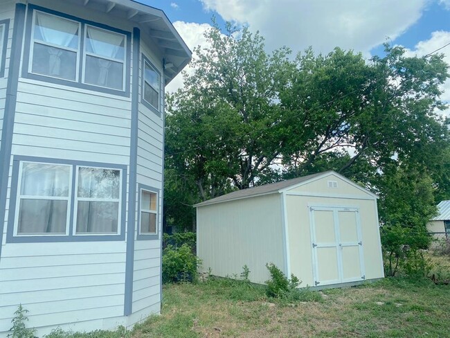 Building Photo - 803 N Hackberry St