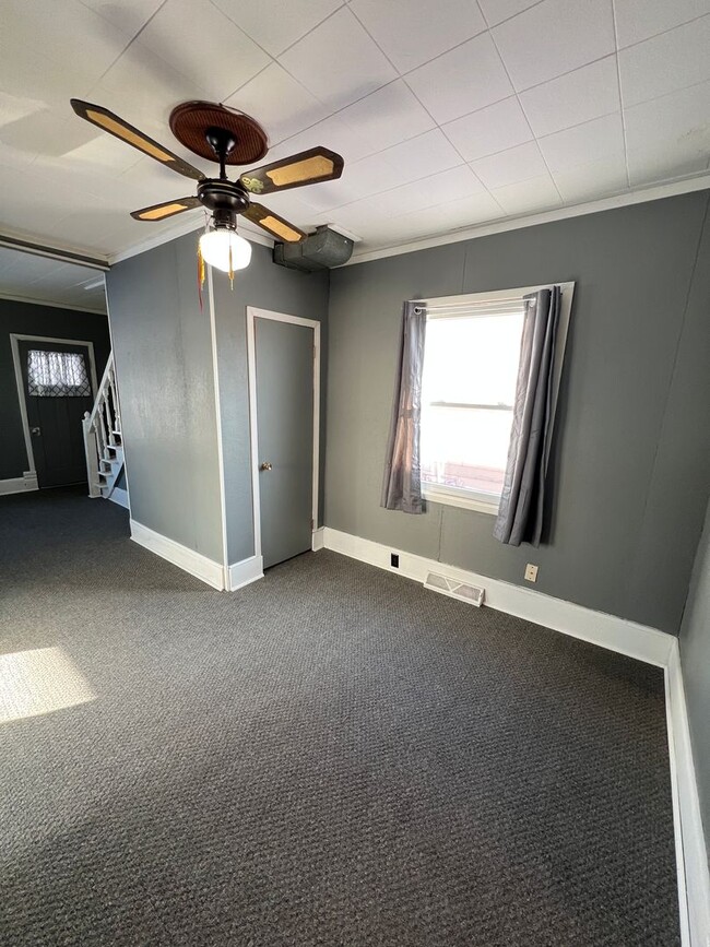 Building Photo - AVAILABLE TODAY - 3 Bedroom in East End Su...