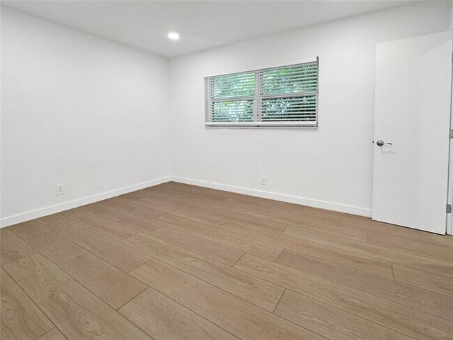 Building Photo - 417 NE 17th Ave