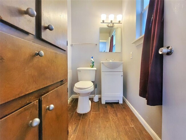 Building Photo - Charming 3-Bed, 1.5-Bath Home in Austin!