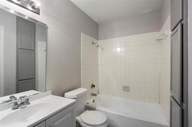 Building Photo - 8704 Victorian Village Dr