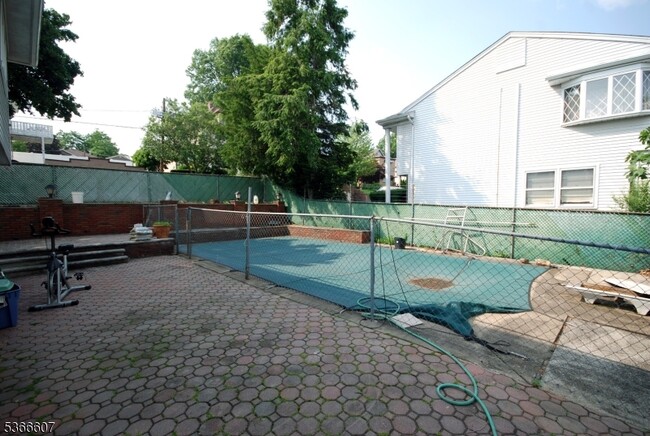 Building Photo - 561 Anderson Ave