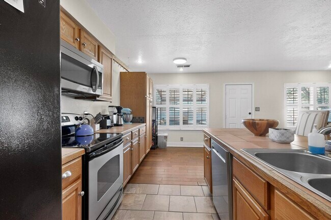 Building Photo - 6500 Martin Ct NE