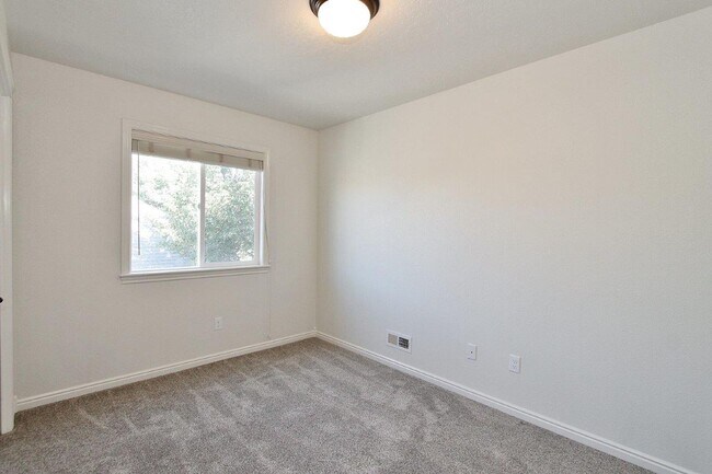 Building Photo - Stunning Home w/Open Floor-plan