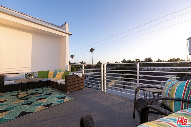 Building Photo - 423 S Wilton Pl