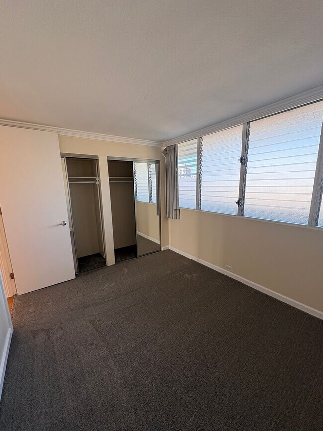 Building Photo - 2 bedroom, 2 bath, 1 parking Banyan Tree Plaza (Punahou)