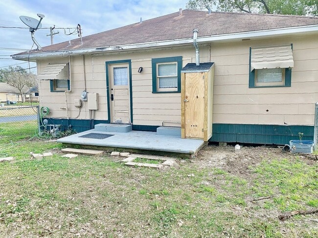 Building Photo - 1102 Dallas St