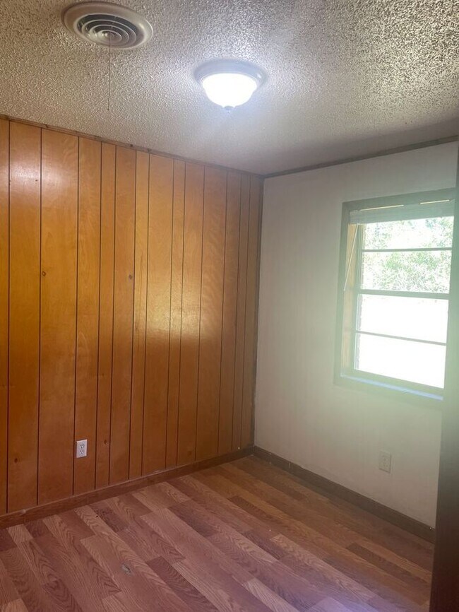Building Photo - Cute Duplex Pet Friendly