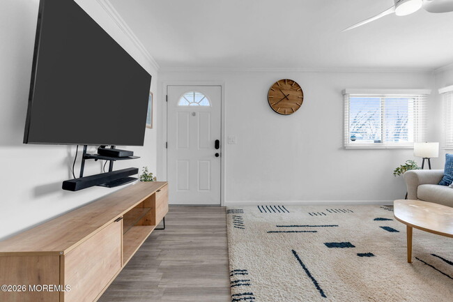 Building Photo - 105 Center St