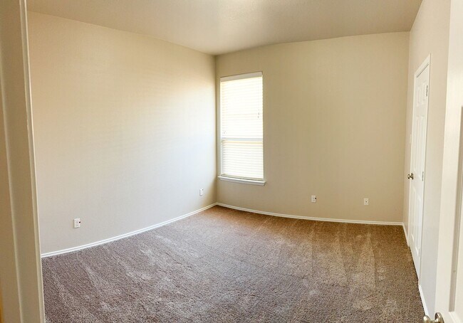 Building Photo - Available NOW!!!! Beautiful 1 story, 3 bedroom, 2.5 bath, 2 car garage home with a privacy fenced...