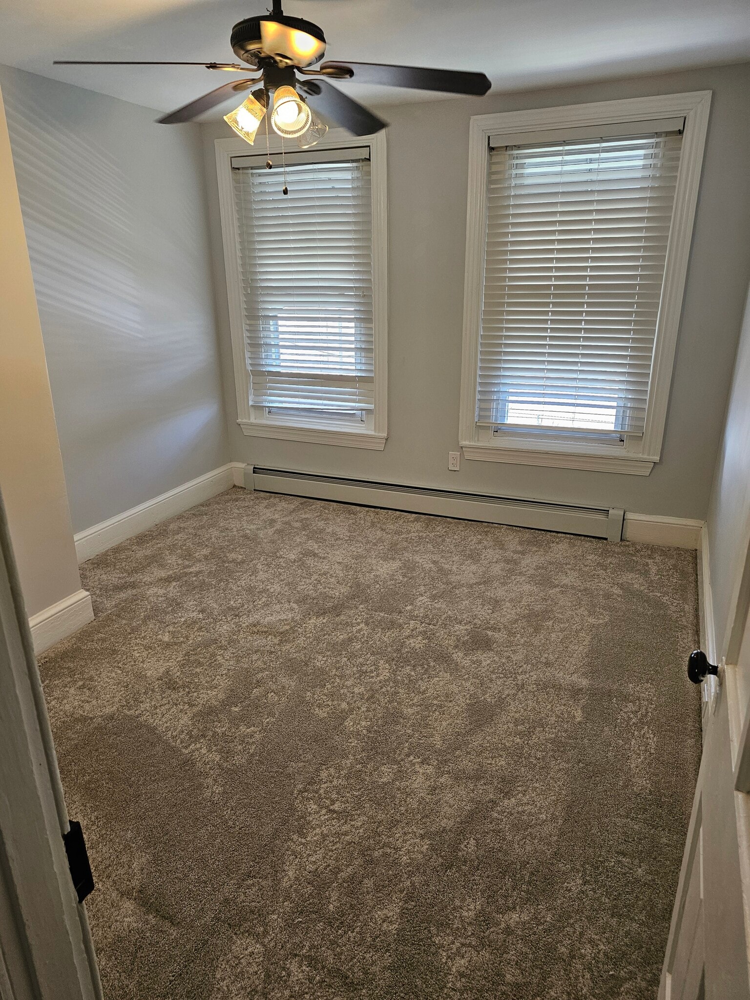 Building Photo - 721 W Oak St