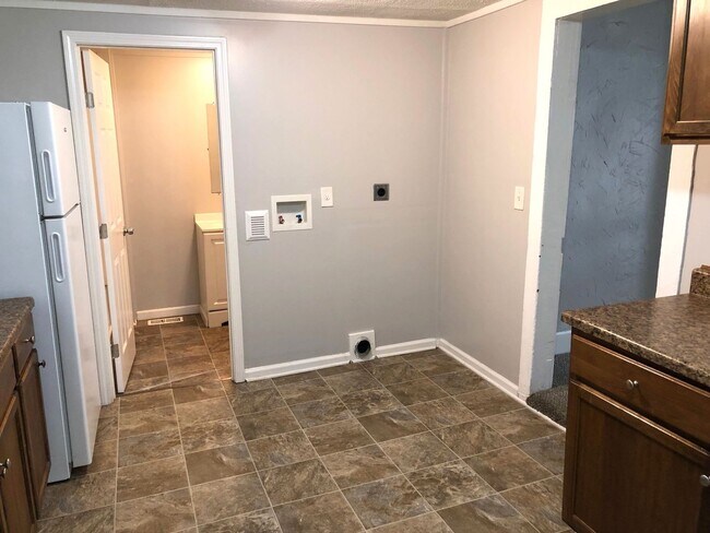Building Photo - 2 Bed, 1 Bath, BONUS ROOM!!
