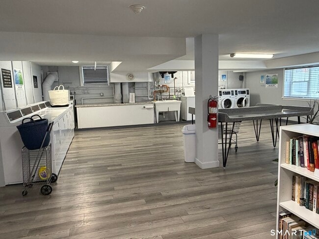 Building Photo - 893 Farmington Ave