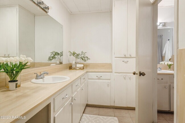 Building Photo - 512 Monarch Dr