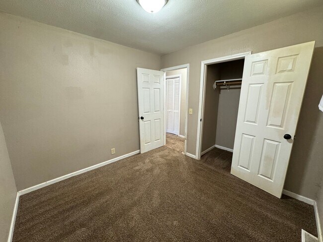 Building Photo - 230 SE 121st Rd