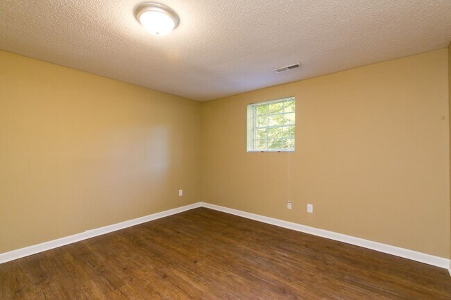 Building Photo - Massive Renovated 5BR/3BA Home with Baseme...