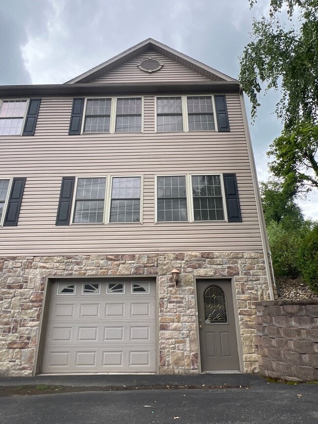 Building Photo - 4 Pineview Pl