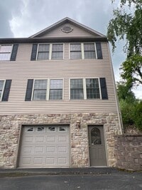 Building Photo - 4 Pineview Pl
