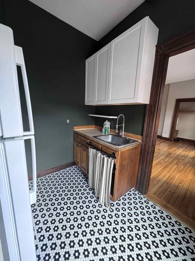 Building Photo - 2 Main St