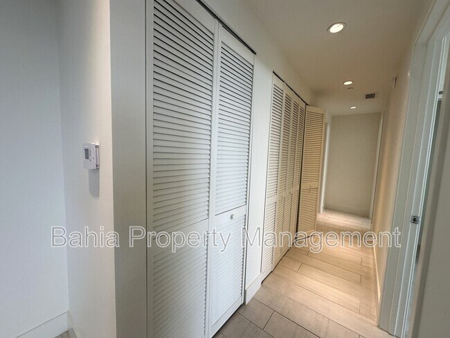 Building Photo - 2000 Metropica Wy