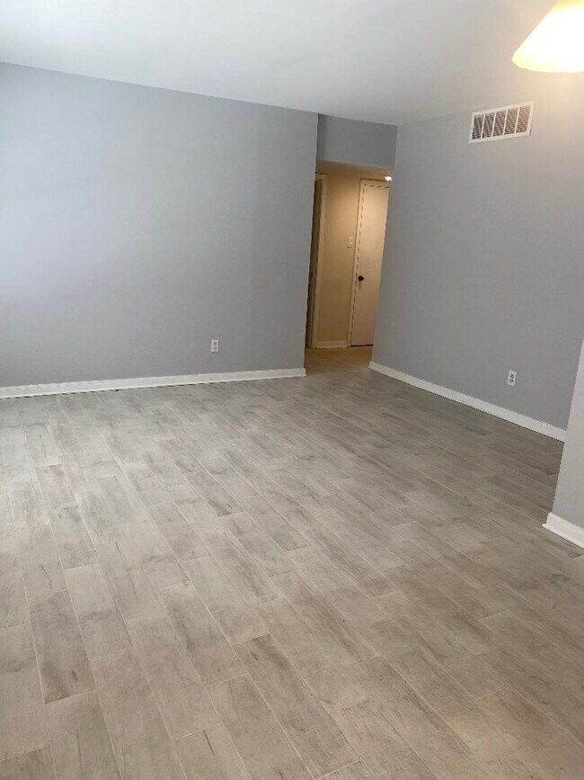 Building Photo - 2822 Briarhurst Dr
