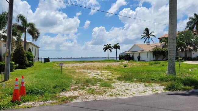 Building Photo - 5638 Riverside Dr