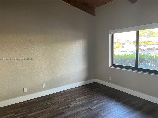 Building Photo - 2645 Parkview Dr S