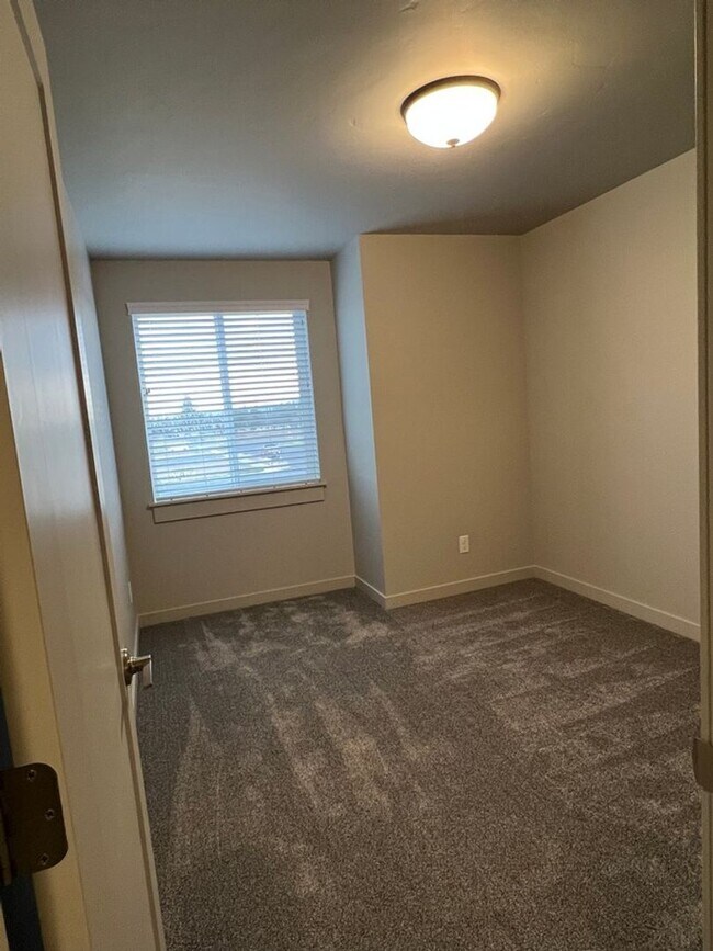 Building Photo - 3 Bedroom / 2.5 Bathroom Townhome in The Dry Canyon Community