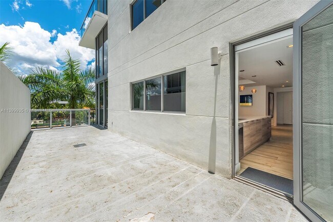 Building Photo - 9940 W Bay Harbor Dr