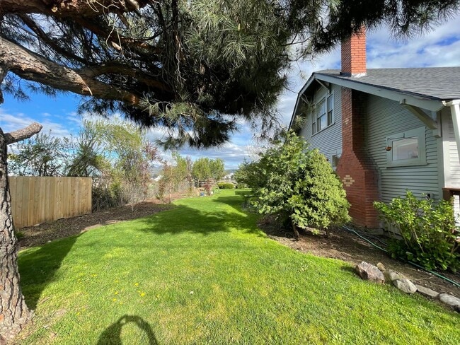 Building Photo - ALL UTILITIES INCLUDED - Country Home in the county on 1/2 Acre lot