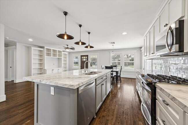 Building Photo - 1062 W 41st St