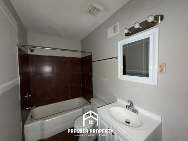 Building Photo - Charming 3BR/2BA in High-Demand 38117 | Hardwood Floors & Fenced Yard