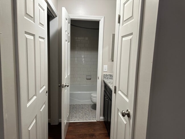 Building Photo - Adorable 2 Bedroom Condo!