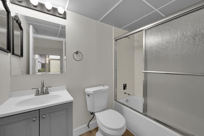 Building Photo - 146 Saxony D