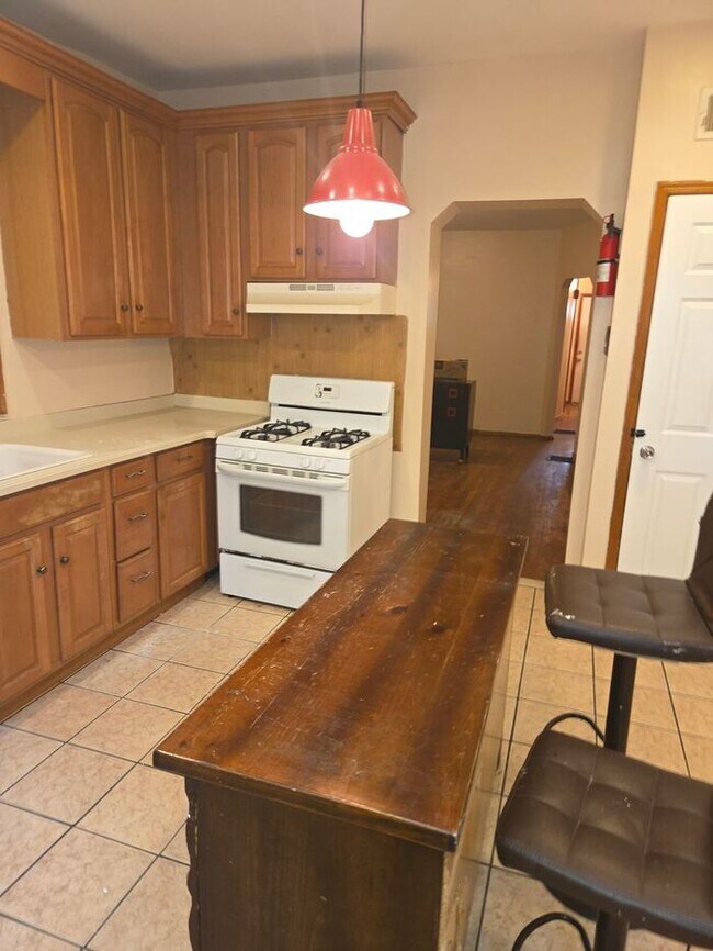 Building Photo - 5BR/1.5BA Row Home with Backyard and Laund...