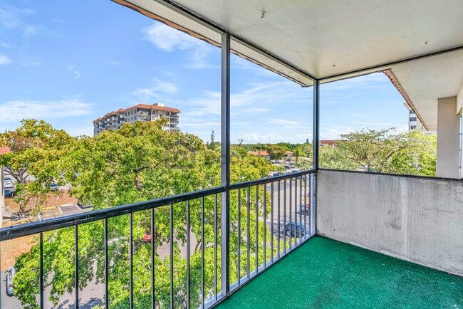 Building Photo - 4172 Inverrary Dr