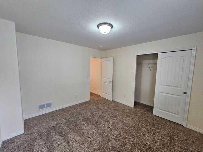 Building Photo - 4 Bed 3 Bath in Lorson Ranch!!