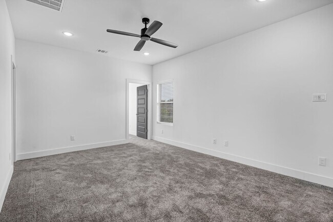 Building Photo - NOW LEASING!  4 bed, 4.5 bath modern home