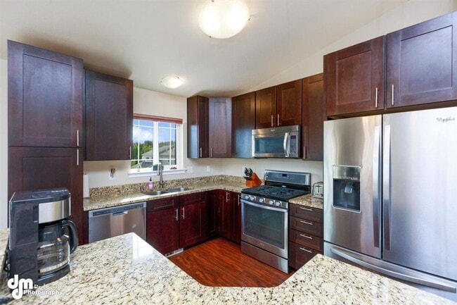 Building Photo - Gorgeous 4 Bedroom Home in West Park!