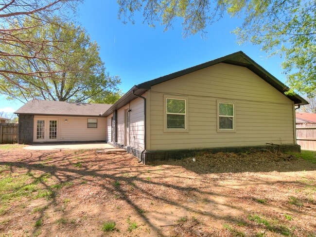 Building Photo - Beautiful 4 bedroom in South Tulsa and Union School District
