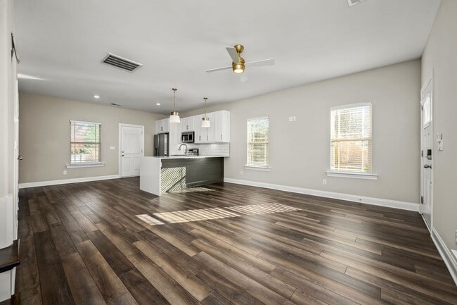 Building Photo - 555 Gresham Ln