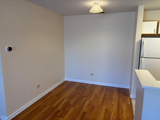 Building Photo - 1905 N Hicks Rd