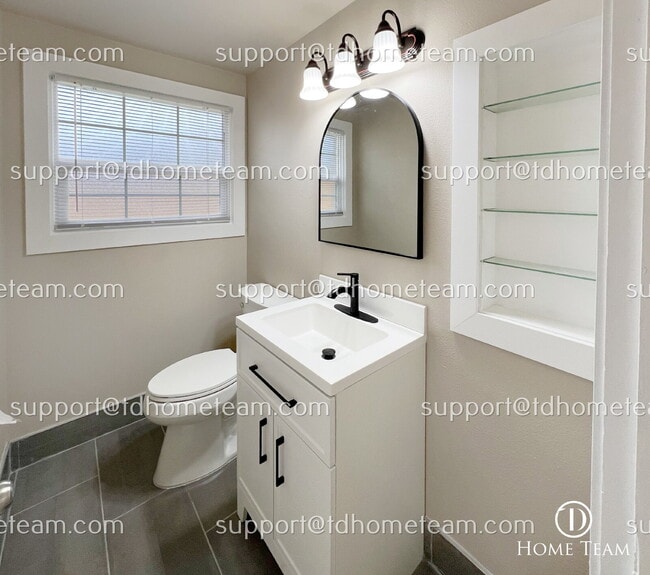 Building Photo - "Charming 4-Bed Haven in Tacoma with Spaci...